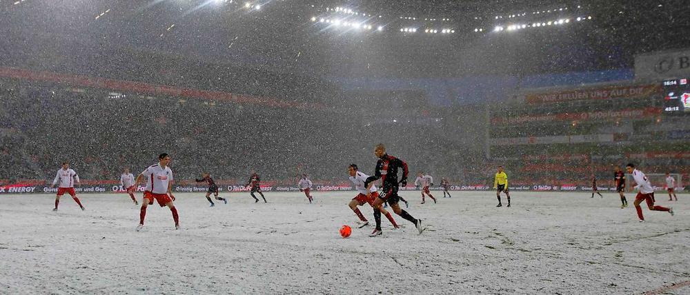 Wenn das Stadion zur Schneekugel wird.