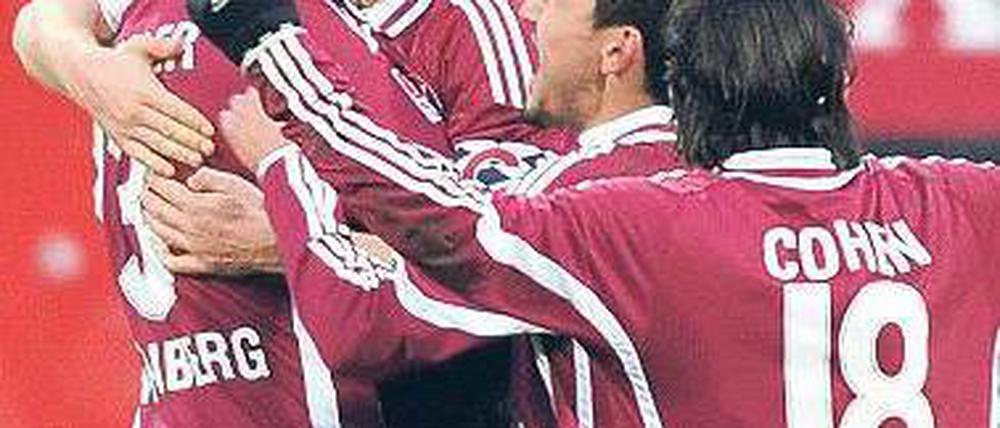 Lass Dich herzen. Nürnbergs Spieler feiern Torschütze Andreas Wolf (2.v.l.). Foto: dpa