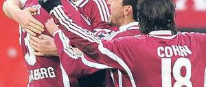 Lass Dich herzen. Nürnbergs Spieler feiern Torschütze Andreas Wolf (2.v.l.). Foto: dpa