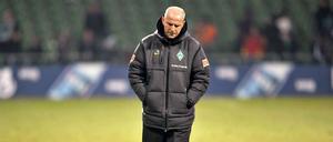 Sieht ein bisschen so aus wie Rom 1990, ist aber Bremen 2010: Werder-Trainer Schaaf, allein mit seinen Gedanken.