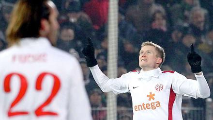 Blick nach oben: André Schürrle jubelt über sein Tor zum 1:0. Die Mainzer können in der Winterpause von Europa träumen.