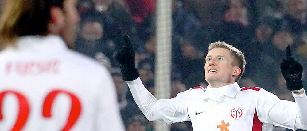 Blick nach oben: André Schürrle jubelt über sein Tor zum 1:0. Die Mainzer können in der Winterpause von Europa träumen.