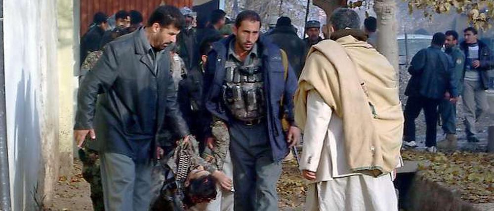 Traurige Wirklichkeit. Ein verwundeter Soldaten, wie hier nach einem Taliban-Angriff in Kundus, kann auch zum Objekt der Propaganda entwürdigt werden.