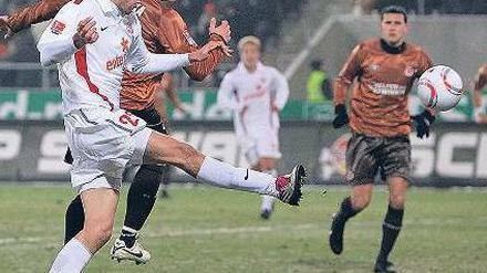 Der Schuss vor dem Jubel. Adam Szalai erhöht noch vor der Pause zum 3:1 für Mainz beim FC St. Pauli. Foto: Reuters
