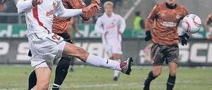 Der Schuss vor dem Jubel. Adam Szalai erhöht noch vor der Pause zum 3:1 für Mainz beim FC St. Pauli. Foto: Reuters