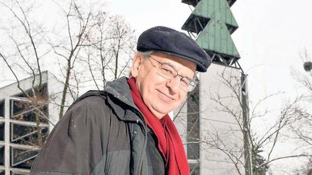 Einer von tausend. Früher kletterte Helmuth Pein selbst auf den Turm seiner Gemeinde in der Eichenallee. Wegen Rückenproblemen bleibt er inzwischen lieber unten stehen. Ab 22 Uhr geht es los, im Anschluss startet die Christmette. Foto: Paul Zinken