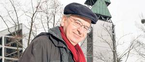 Einer von tausend. Früher kletterte Helmuth Pein selbst auf den Turm seiner Gemeinde in der Eichenallee. Wegen Rückenproblemen bleibt er inzwischen lieber unten stehen. Ab 22 Uhr geht es los, im Anschluss startet die Christmette. Foto: Paul Zinken