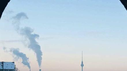 Stadt in Weiß. Blick durch einen Torbogen der Oberbaumbrücke über die Spree bis zum Fernsehturm am Alex. 