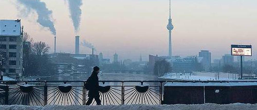 Stadt in Weiß. Blick durch einen Torbogen der Oberbaumbrücke über die Spree bis zum Fernsehturm am Alex. 
