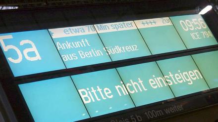 Viele Reisende kämpfen weiter mit Verspätungen bei der Bahn. Verkehrsminister Ramsauer verteidigt das Unternehmen.