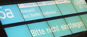 Viele Reisende kämpfen weiter mit Verspätungen bei der Bahn. Verkehrsminister Ramsauer verteidigt das Unternehmen.