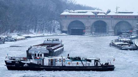 Der Eisbrecher "Eis Ed" (vorn) bricht am 27. Dezember im Unterwasser der Hindenburg-Schleuse des Mittellandkanals in Hannover-Anderten das Eis, während sich dahinter ein Binnenschiff auf die Abfahrt vorbereitet. Seit dem Heiligen Abend war der Mittellandkanal für die Schifffahrt wegen des Eisgangs gesperrt, etliche Schiffe saßen im Kanal fest.