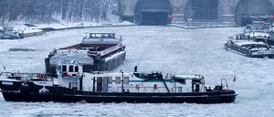 Der Eisbrecher "Eis Ed" (vorn) bricht am 27. Dezember im Unterwasser der Hindenburg-Schleuse des Mittellandkanals in Hannover-Anderten das Eis, während sich dahinter ein Binnenschiff auf die Abfahrt vorbereitet. Seit dem Heiligen Abend war der Mittellandkanal für die Schifffahrt wegen des Eisgangs gesperrt, etliche Schiffe saßen im Kanal fest. 