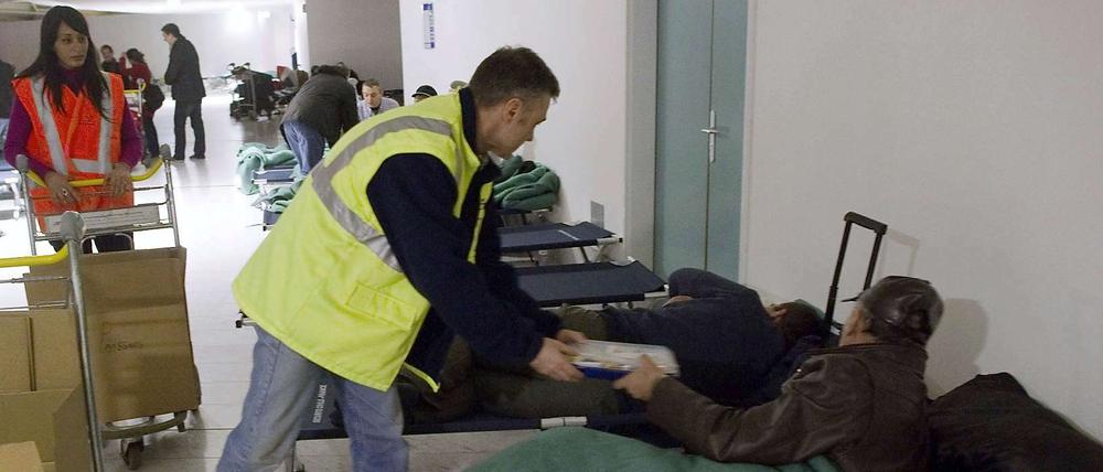 Weihnachtschaos am Flughafen Charles de Gaulle in Paris: Mehrere hundert Passagiere mussten die Nacht zum 25. Dezember auf dem Pariser Airport verbringen. Wenigstens gab es am Abend noch etwas zu essen. 