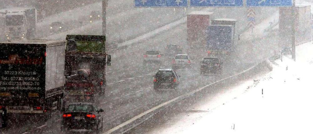 Der ADAC warnt davor sich am 23. Dezember ins Auto für die Weihnachtsreise zu setzen. 