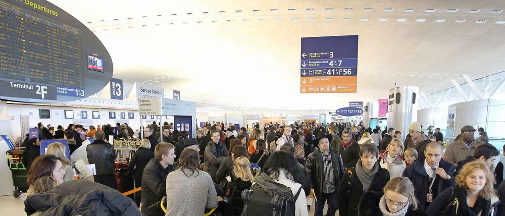 Zuvor musste bereits ein Terminal geräumt werden, weil ein Hallendach unter den Schneemassen nachzugeben drohte.