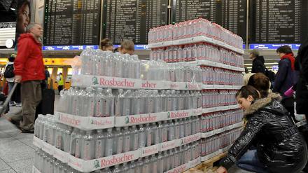 In Frankfurt gibt es Wasser für die Wartenden. Die Anzeigetafel verheißt nichts Gutes.