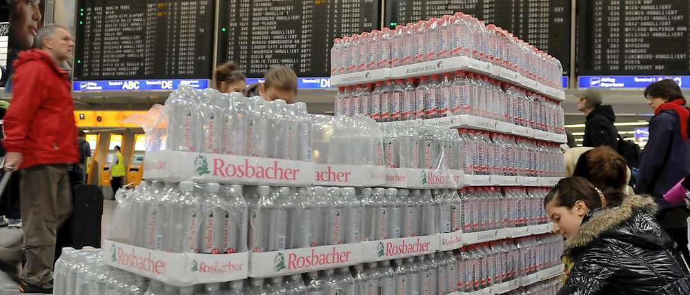 In Frankfurt gibt es Wasser für die Wartenden. Die Anzeigetafel verheißt nichts Gutes. 