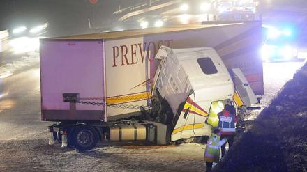 Schnee- und Eisglätte in Deutschland: In der Nacht zu Dienstag gab es viele Unfälle, zum Beispiel hier auf der A5 Darmstadt-Frankfurt, wo bei Zeppelinheim ein Lastzug auf Eisglatter Fahrbahn ins Schleudern geriet und dabei gegen die Betonleitplanke prallte.