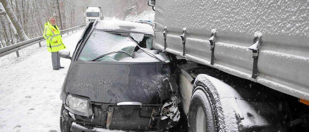 Bei einem Unfall auf der B54 zwischen Bad Schwalbach und Taunusstein (Landkreis Rheingau-Taunus) prallten auf schneeglatter Fahrbahn ein Lastzug und mehrere Fahrzeuge zusammen.