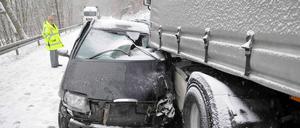 Bei einem Unfall auf der B54 zwischen Bad Schwalbach und Taunusstein (Landkreis Rheingau-Taunus) prallten auf schneeglatter Fahrbahn ein Lastzug und mehrere Fahrzeuge zusammen.