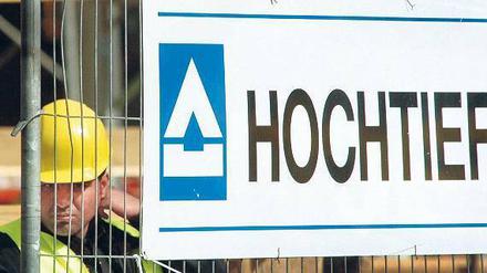 Arbeitnehmer in Sorge. Noch ist unklar, wie es für die rund 70 000 HochtiefMitarbeiter weitergeht, wenn dem spanischen Baukonzern ACS die Übernahme gelingt.