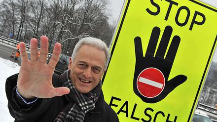 Die neue Warntafel soll Autofahrer davon abhalten zu Geisterfahrern zu werden - sie würde aber auch als Warntafel in Ramsauers Initiative gegen Anglizismen taugen.