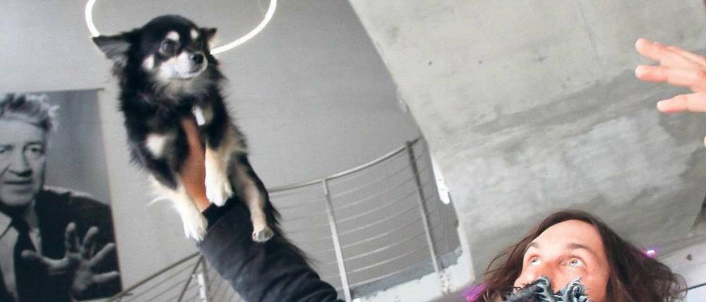 Heiliger Hund. Künstler Thorsten Heine lässt sich in seiner Ausstellung mit "Lolo" gerne fotografieren.