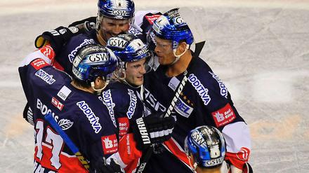 Weiter Feiern! Beim 4:3 gegen Mannheim am Donnerstag gelang den Eisbären ihr dritter Sieg in Serie.