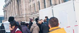 Sicherheit geht vor. Seit der Terrorwarnung sind die Kontrollen für Besucher des Reichstags verschärft worden. Jetzt soll auch die Vergabe von Hausausweisen überprüft werden. Foto: Steffen Tzscheuschner