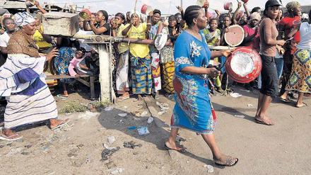 Lauter Protest. Ivorische Frauen klappern mit Töpfen, um ihre Angehörigen vor Militär oder Milizen zu warnen. Foto: Sia Kambou/AFP