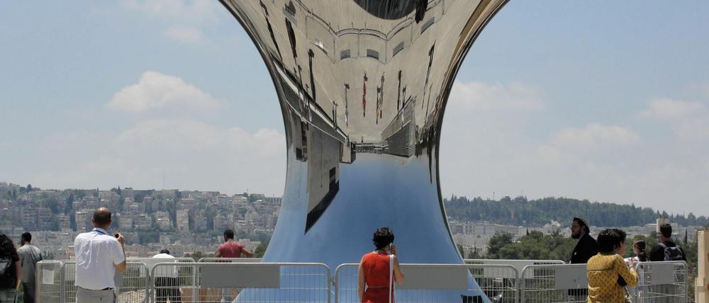 Anish Kapoors Sanduhr-Skulptur "Turning the world upside down, Jerusalem" auf dem Gelände des Israel Museums.