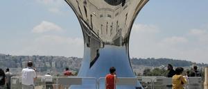Anish Kapoors Sanduhr-Skulptur "Turning the world upside down, Jerusalem" auf dem Gelände des Israel Museums.
