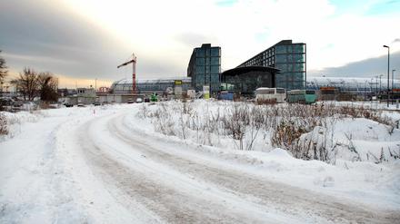 Der Anzug der Weltstadt schlottert noch. Rund um den Hauptbahnhof soll eine „Europa-City“ entstehen. Doch das erste Gebäude, ein Billighotel, ist nur ein trauriger Klotz, weil es ins Korsett der Berliner Traufhöhe gezwängt wurde. 