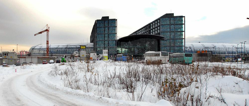 Der Anzug der Weltstadt schlottert noch. Rund um den Hauptbahnhof soll eine „Europa-City“ entstehen. Doch das erste Gebäude, ein Billighotel, ist nur ein trauriger Klotz, weil es ins Korsett der Berliner Traufhöhe gezwängt wurde. 