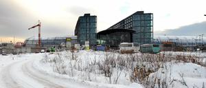 Der Anzug der Weltstadt schlottert noch. Rund um den Hauptbahnhof soll eine „Europa-City“ entstehen. Doch das erste Gebäude, ein Billighotel, ist nur ein trauriger Klotz, weil es ins Korsett der Berliner Traufhöhe gezwängt wurde.