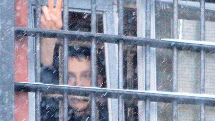 Eingesperrt. Ein regierungskritischer Demonstrant im Gefängnis. Foto: Reuters