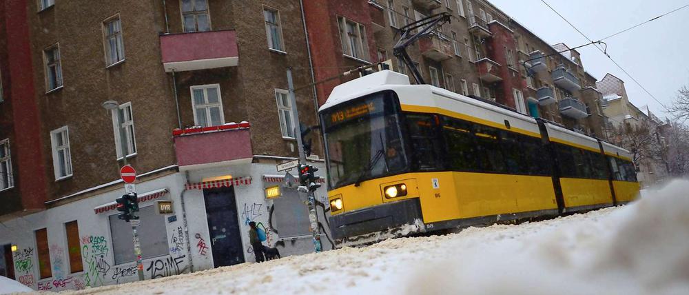 Endlich wieder Schnee in Berlin. Hier pflügt sich eine Straßenbahn der Linie M13 durch Friedrichshain.