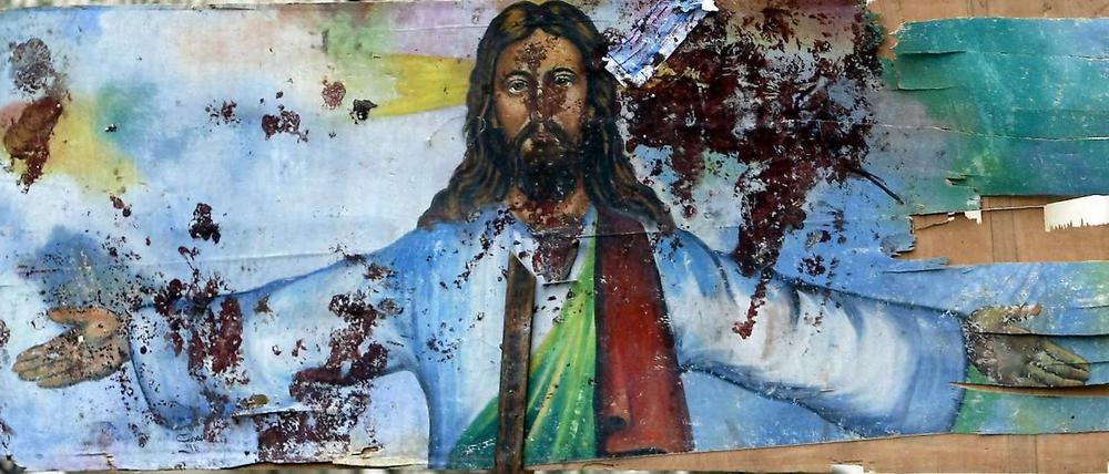 Blut auf dem Christusbild: Das Porträt aus der Kirche mit den Spuren des Anschlags wurde zur Ikone der Trauer und des Protestes. 