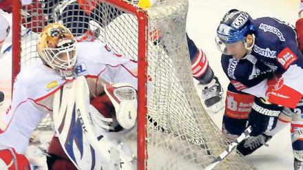 Elegant umkurvt. Eisbären-Stürmer André Rankel (rechts) schlängelt sich durch Hannovers Abwehr, den Puck kann er trotzdem nicht im Tor unterbringen. 