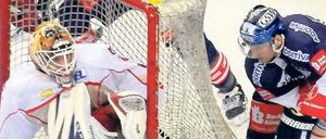 Elegant umkurvt. Eisbären-Stürmer André Rankel (rechts) schlängelt sich durch Hannovers Abwehr, den Puck kann er trotzdem nicht im Tor unterbringen. 