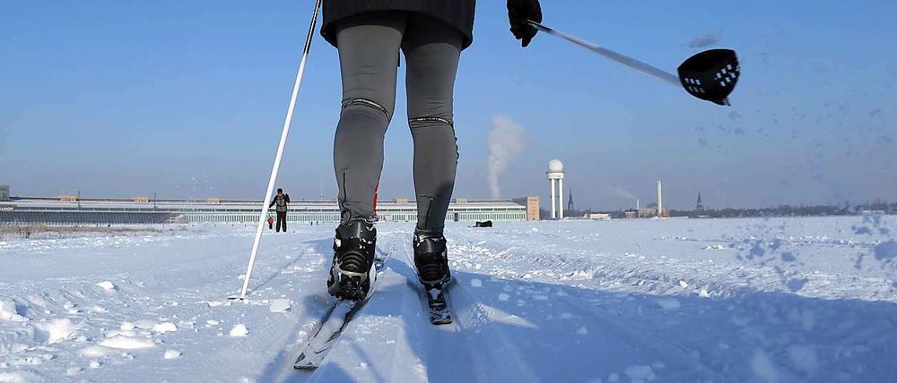 Blauer Himmel, Pulverschnee. Ab auf die Piste - aufs Tempelhofer Feld.