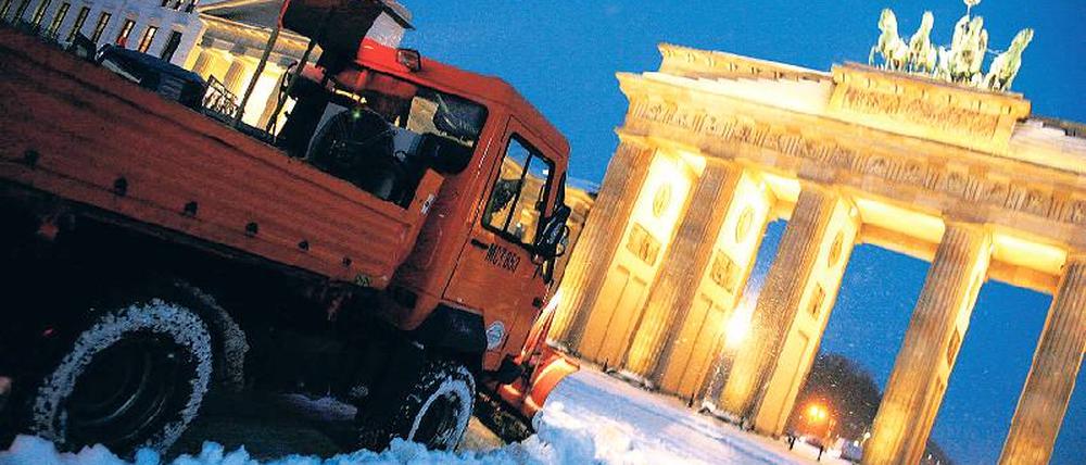 Verfahrene Situation. Der viele Schnee überfordert manche Winterdienste. Rund 20 Zentimeter liegen schon, bis Dienstag sollen noch fünf bis zehn dazukommen. 