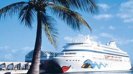 Aida vor Anker. Annehmlichkeiten vom Kino bis zum Golfplatz sind heute Standard. Foto: gms
