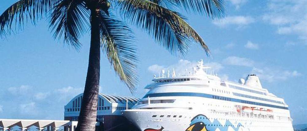 Aida vor Anker. Annehmlichkeiten vom Kino bis zum Golfplatz sind heute Standard. Foto: gms