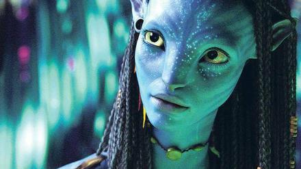 Stunde der Frauen, Jahr der Männer. Fantasy-Weltenretterin Neytiri im Jahres-Hit „Avatar“. Kleine Fotos: Colin Firth in „A Single Man“ von Tom Ford, George Clooney mit Assistentin Anna Kendrick in „Up in the Air“ sowie Jesse Eisenberg als Senkrechtstarter Mark Zuckerberg im Facebook-Biopic „The Social Network“ . Foto: Fox, Senator, Paramount, Sony Pictures