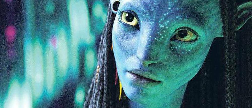 Stunde der Frauen, Jahr der Männer. Fantasy-Weltenretterin Neytiri im Jahres-Hit „Avatar“. Kleine Fotos: Colin Firth in „A Single Man“ von Tom Ford, George Clooney mit Assistentin Anna Kendrick in „Up in the Air“ sowie Jesse Eisenberg als Senkrechtstarter Mark Zuckerberg im Facebook-Biopic „The Social Network“ . Foto: Fox, Senator, Paramount, Sony Pictures