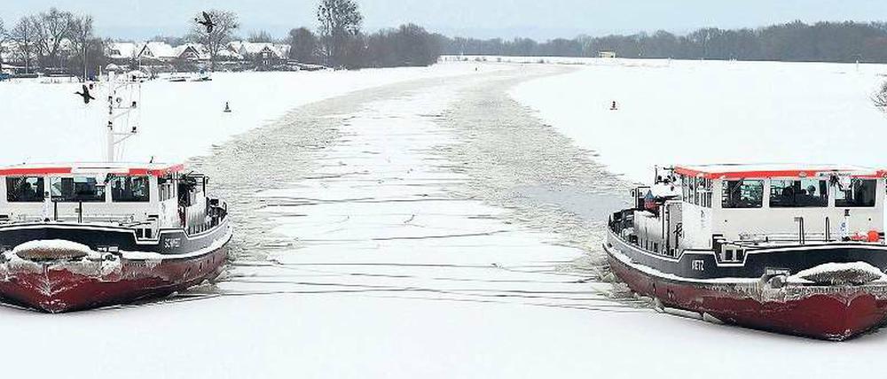 Schollenknacker. Die Eisbrecher des Wasser- und Schifffahrtsamtes sind bei Schwedt im Dauereinsatz.