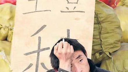 Verzweifelt. Auf einem Markt in Jiaxing wartet ein Händler auf Käufer. 