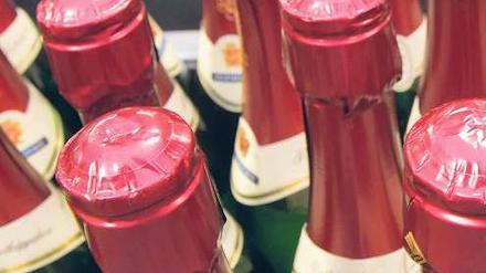 Bereit zum Anstoßen. 2009 wurden in Deutschland 423 Millionen Flaschen verkauft, darunter 370 Millionen aus deutscher Produktion.